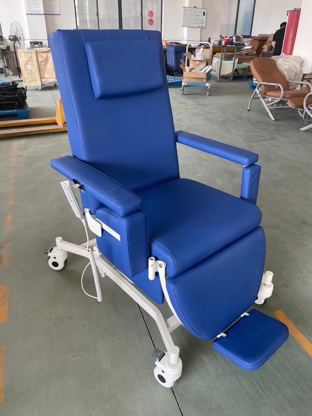 Electric chemotherapy chair with height adjustable