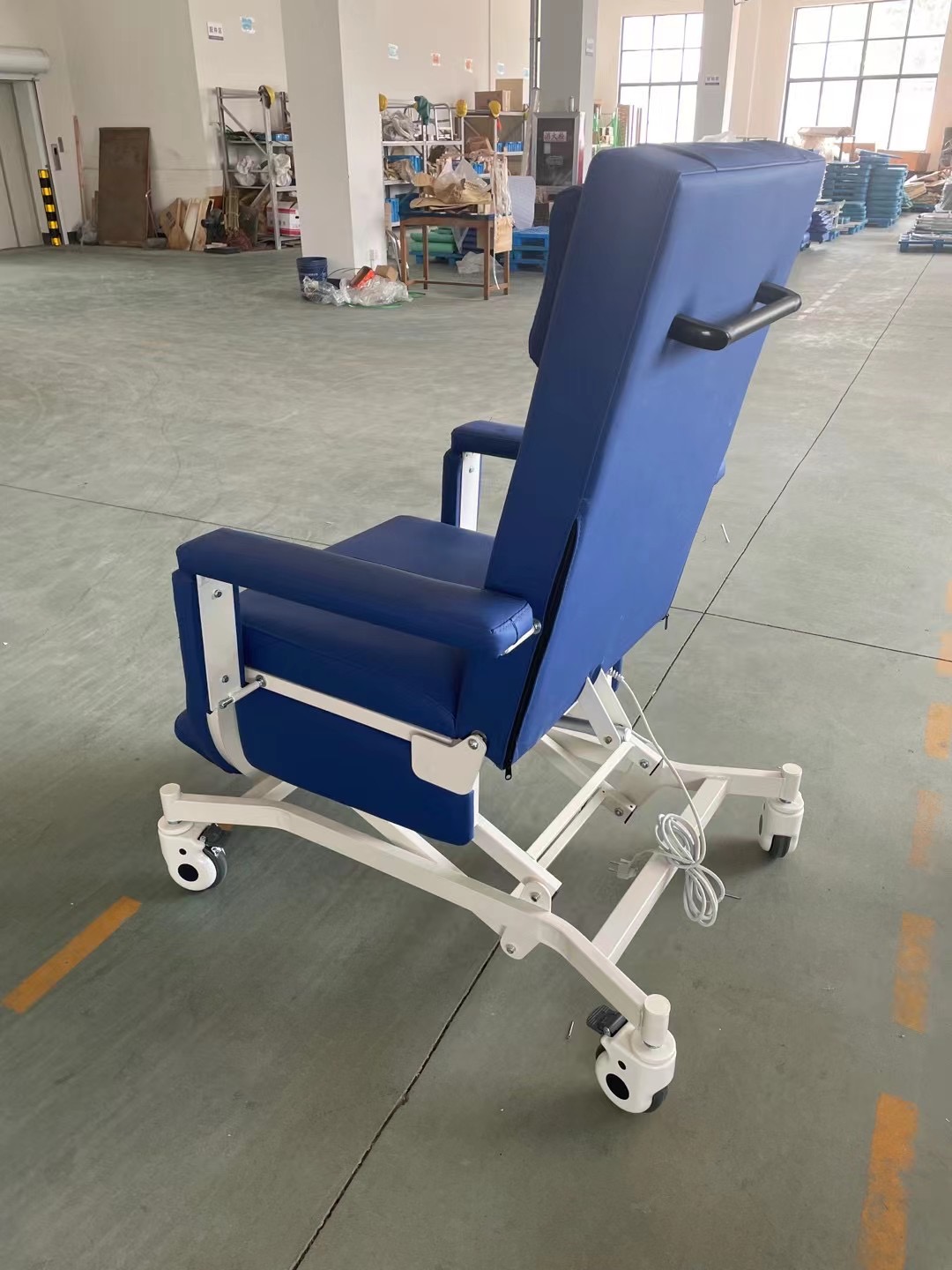 Electric chemotherapy chair with height adjustable